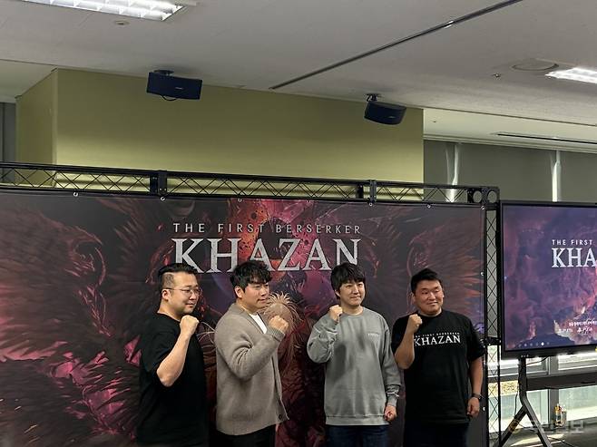 이규철 아트 디렉터(왼쪽부터), 윤명진 네오플 대표, 이준호 크리에이티브 디렉터, 박인호 테크니컬 디렉터가 24일 경기 분당구 판교에 있는 넥슨 사옥에서 열린 카잔 미디어 간담회를 마치고 포즈를 취하고 있다.