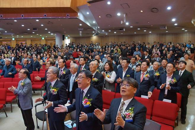 지난 22일 부산 호산나교회에서 열린 미꿈소 비전센터 기공 감사예배에서 호산나교회 성도들이 기도와 찬양을 드리고 있다.