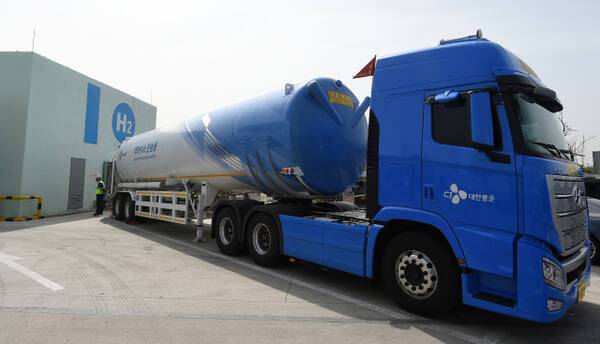 대한민국 제1호 인천 가좌 액화수소충전소에서 차량이 액화수소를 충전하고 있다. 인천시 제공