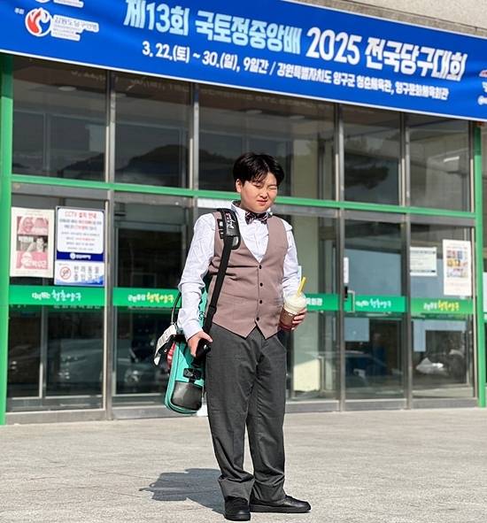 김민준이 24일 강원도 양구에서 열린 ‘제13회 국토정중앙배 전국당구대회’에서 경기를 마치고 체육관을 나오면서 익살스런 표정을 짓고 있다. (사진=김택균)