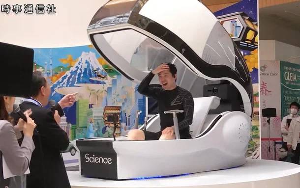 인간세탁기 체험에 나선 요시무라 히로후미 오사카 지사. 시사통신 유튜브