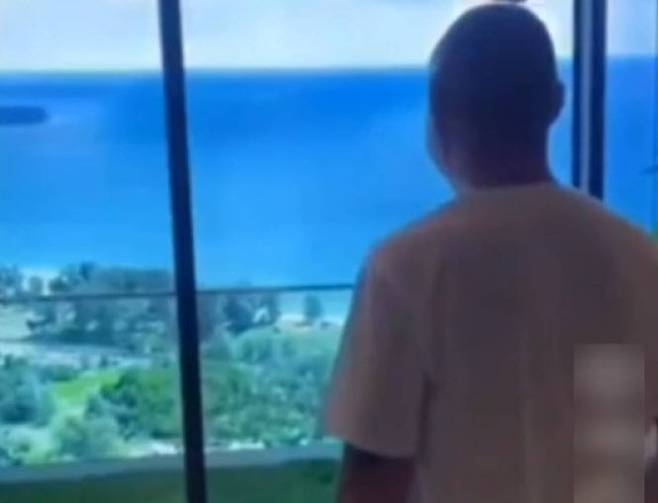 인도의 한 호텔에서 ‘오션뷰’라고 제공한 방이 알고보니 바다가 그려진 벽지였다는 황당한 사연이 전해졌다. [사진 = 프리프레스저널]