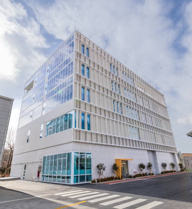 한국전기연구원이 국내 최대 규모 AI CNC 실증센터를 25일 개관했다. /사진=한국전기연구원