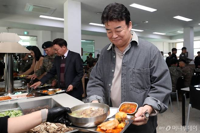 백종원 더본코리아 대표가 지난해 11월 7일 경기도의 한 군 부대에서 열린 더본코리아 특식제공 행사에서 배식 받고 있다. /사진제공=뉴스1