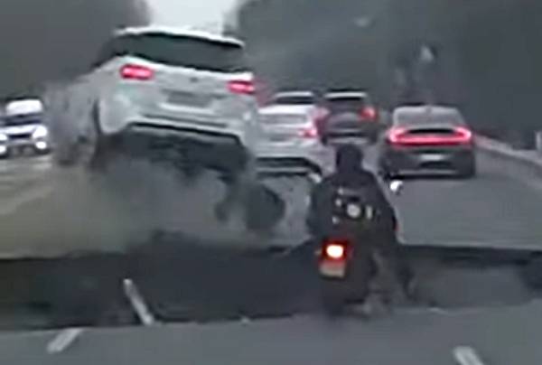 서울 강동구 한 도로에서 4개 차로에 걸친 대형 싱크홀이 발생해 오토바이가 추락한 모습이 담긴 영상이 유튜브에 올라왔다. 사진은 서울 강동구 명일동에서 대형 싱크홀이 발생한 사고 당시 상황. /사진=유튜브 캡처