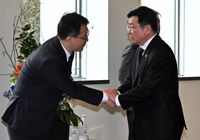 이찬희(오른쪽) 삼성 준법감시위원회(준감위) 위원장이 25일 서울 강남구 삼성서울병원 장례식장에 마련된 한종희 삼성전자 대표이사 부회장의 빈소를 방문한 뒤 관계자와 인사하고 있다. / 사진=공동취재