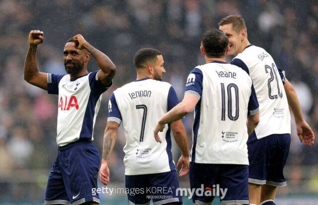 토트넘 출신 레전드들이 AC밀란 레전드와의 친선경기에서 승리, 기뻐하고 있다./게티이미지코리아