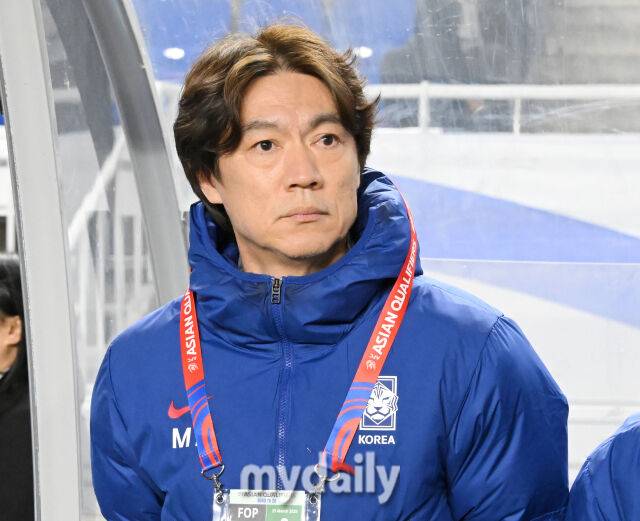 홍명보 감독이 25일 오후 경기도 수원시 수원월드컵경기장에서 열린 '2026 북중미 월드컵 아시아지역 3차예선 B조 8차전' 대한민국과 요르단의 경기를 지켜보고 있다.대한민국 대표팀은 지난 20일 고양종합운동장에서 열린 오만과의 7차전에서 1-1로 비기며 4승3무(승점 15)로 불안한 조 1위를 지키고 있다./송일섭 기자