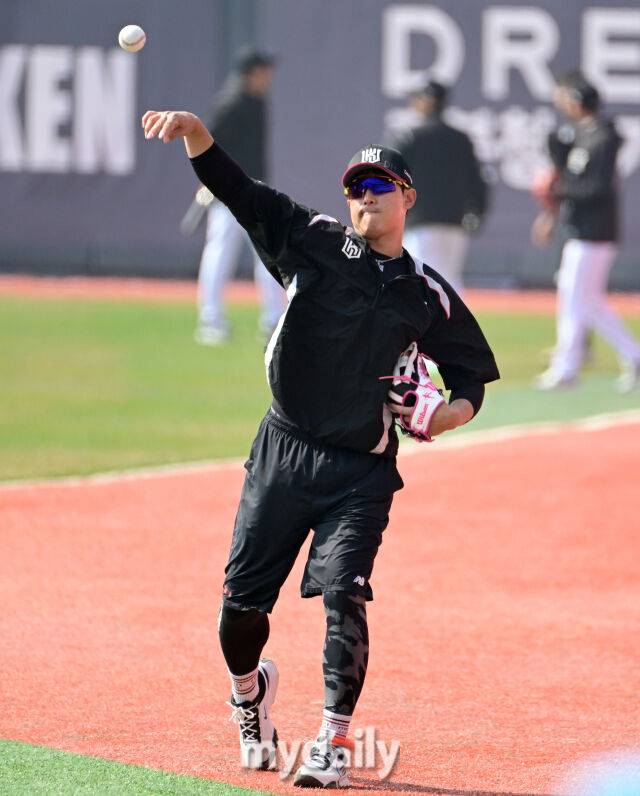 2025년 3월 22일 오후 경기도 수원KT위즈파크에서 '2025 신한 SOL뱅크 KBO 리그' 한화 이글스와 KT 위즈의 경기. KT 황재균이 훈련하고 있다./마이데일리