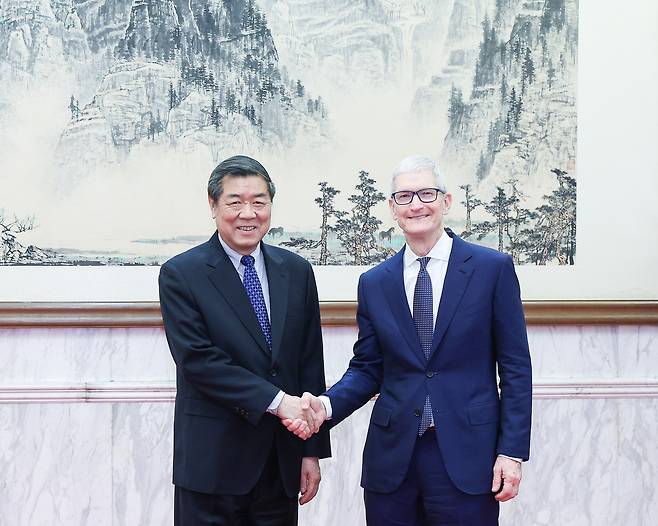 중국 베이징에서 허리펑 중국 부총리 만난 팀 쿡 애플 CEO. [신화]