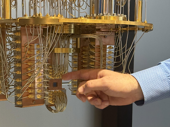 지난 2월 30일(현지시간) 미국 뉴욕주 요크타운하이츠의 IBM 왓슨 연구소에서 열린 외신기자 설명회에서 제이 감베타 양자컴퓨터 부문 부사장이 양자컴퓨터 내부 모형의 양자 프로세서를 가리키고 있는 모습. [연합]