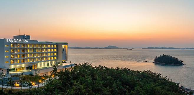 석양을 배경으로 한 오시아노관광단지 내 해남126호텔