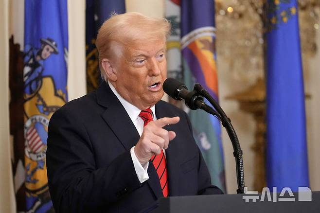 [워싱턴=AP/뉴시스]도널드 트럼프 미국 대통령이 지난 20일(현지 시간) 백악관 이스트룸에서 연설하고 있다. 2025.03.25.