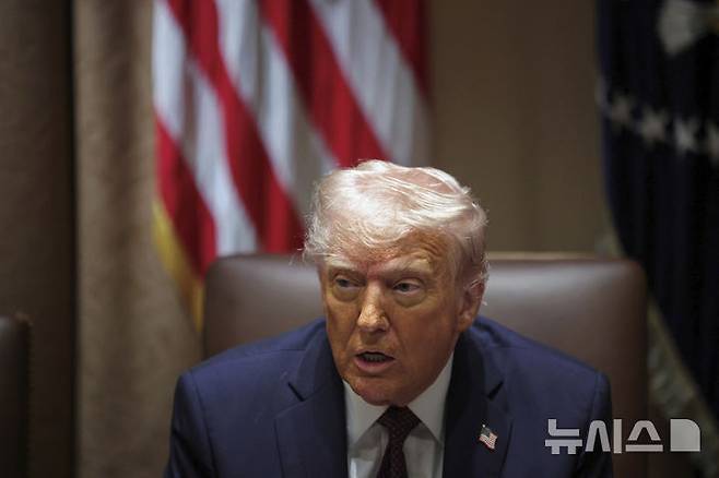 [워싱턴=AP/뉴시스]도널드 트럼프 미국 대통령이 24일(현지 시간) 백악관에서 각료회의를 주재하며 발언하고 있다. 2025.03.25.