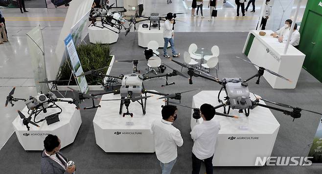 [서울=뉴시스] 고승민 기자 = 17일 서울 코엑스에서 열린 2022 무인이동체산업엑스포에서 관람객이 상업, 농업용 드론 등을 살펴보고 있다. 이날부터 19일까지 개최되는 이번 행사는 무인이동체 전문 비즈니스 전시회로 공중, 지상, 해양에서의 무인이동체 산업을 만날 수 있다. 2022.08.17. kkssmm99@newsis.com