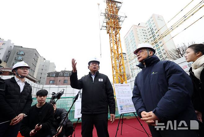 [서울=뉴시스] 홍효식 기자 = 박상우 국토교통부 장관이 지난 5일 서울 은평구 응암동 소재 신축매입임대 주택공급 현장을 방문해 발언하고 있다.이날 방문한 주택은 신혼부부 및 신생아 가구를 대상으로 공급할 예정이며, 20층 높이로 아파트 60가구에 오피스텔 12호로 지어진다. 시세 대비 저렴한 임대료로 6년 간 살아보고 분양여부를 선택할 수 있다. 2025.03.25. yesphoto@newsis.com