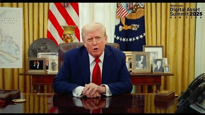 [워싱턴=뉴시스]도널드 트럼프 미국 대통령이 20일(현지 시간) 미국 뉴욕에서 열린 2025 가상자산 서밋에서 화상 연설을 진행하고 있다. (사진=가상자산 서밋 중계 캡쳐). 2025.03.21. *재판매 및 DB 금지