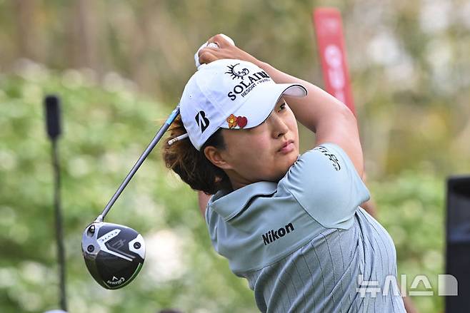 [파타야=AP/뉴시스] 고진영이 지난달 20일(현지 시간) 태국 파타야 촌부리의 시암 컨트리클럽 올드코스에서 열린 미국여자프로골프(LPGA) 혼다 LPGA 타일랜드 첫날 1번 홀에서 티샷하고 있다. 2025.02.20.