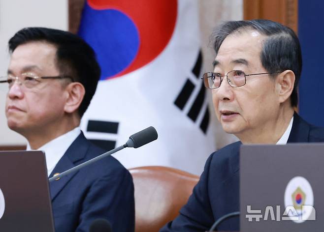 [서울=뉴시스] 조수정 기자 = 한덕수 대통령 권한대행 국무총리가 25일 정부서울청사에서 열린 국무회의를 주재하고 있다. 왼쪽은 최상목 경제부총리 겸 기획재정부 장관. (대통령실통신사진기자단) 2025.03.25. chocrystal@newsis.com