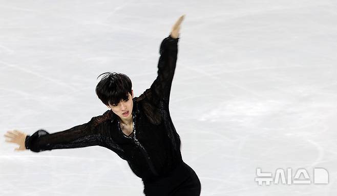 [서울=뉴시스] 이영환 기자 = 한국 차준환이 20일 오후 서울 양천구 목동아이스링크에서 열린 2025 국제빙상연맹(ISU) 4대륙 피겨스케이팅 선수권대회 남자 싱글 쇼트 프로그램에 출전해 연기를 선보이고 있다. 2025.02.20. 20hwan@newsis.com
