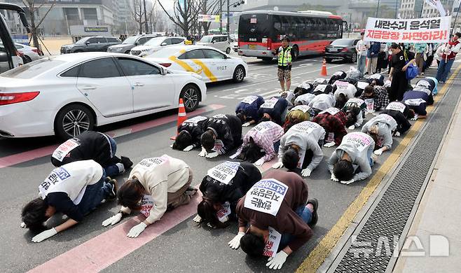 [서울=뉴시스] 김금보 기자 = 윤석열퇴진전국대학생시국회의 회원들이 25일 서울 종로구 광화문 월대 앞에서 헌법재판소 방향으로 윤석열 대통령 파면을 촉구하는 삼보일배 행진을 하고 있다. 2025.03.25. kgb@newsis.com