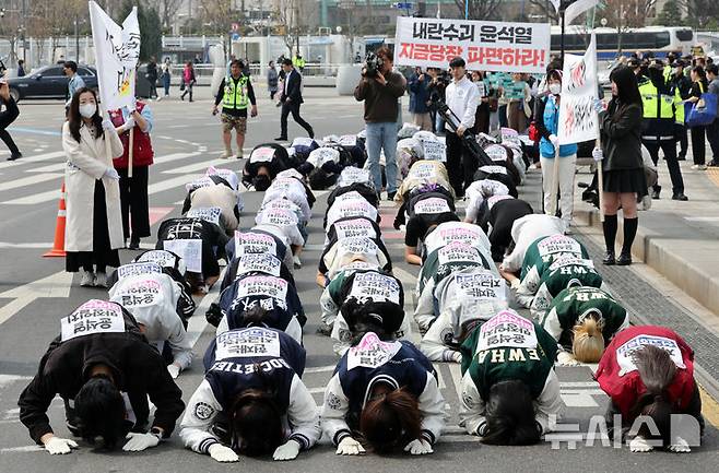 [서울=뉴시스] 김금보 기자 = 윤석열퇴진전국대학생시국회의 회원들이 25일 서울 종로구 광화문 월대 앞에서 헌법재판소 방향으로 윤석열 대통령 파면을 촉구하는 삼보일배 행진을 하고 있다. 2025.03.25. kgb@newsis.com