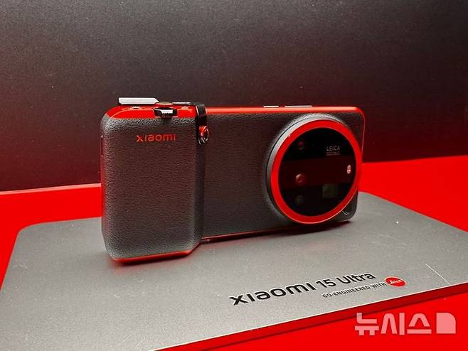 [바르셀로나(스페인)=뉴시스] 심지혜 기자 = 샤포토그래피 키트는 빨간색 시그니처 디자인 링과 함께 촬영 편의성을 높인 다양한 기능을 탑재하고 있다. 이를 스마트폰에 입히면 진짜 카메라처럼 보이도록 했다. 빠른 촬영을 위한 '패스트샷 모드'에 안정적인 그립감을 제공하는 탈착식 엄지 받침대, 전문 카메라처럼 사용할 수 있는 물리적 셔터 버튼이 포함돼 있다. 또한 전문 카메라 렌즈처럼 67mm 필터를 장착할 수 있는 어댑터 링과 본체와 별개로 2000mAh 추가 배터리를 내장하고 있다.