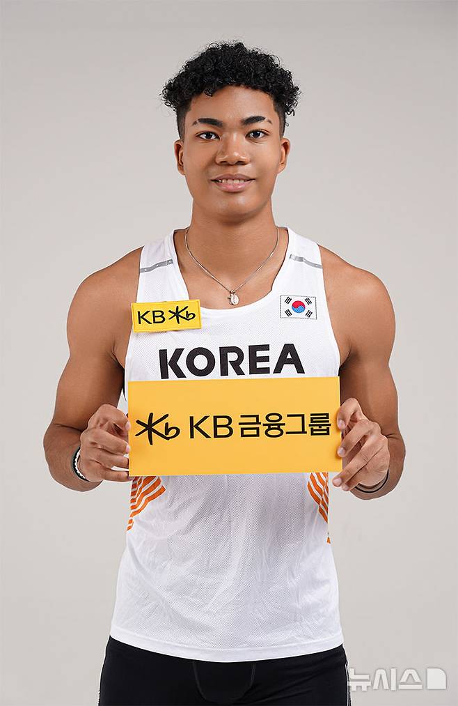 [서울=뉴시스]KB금융그룹이 대한민국 육상 단거리의 '기대주' 나마디 조엘 진(조엘 진) 선수와 후원 계약을 체결했다고 25일 밝혔다. (사진=KB금융 제공). 2025.03.25. photo@newsis.com