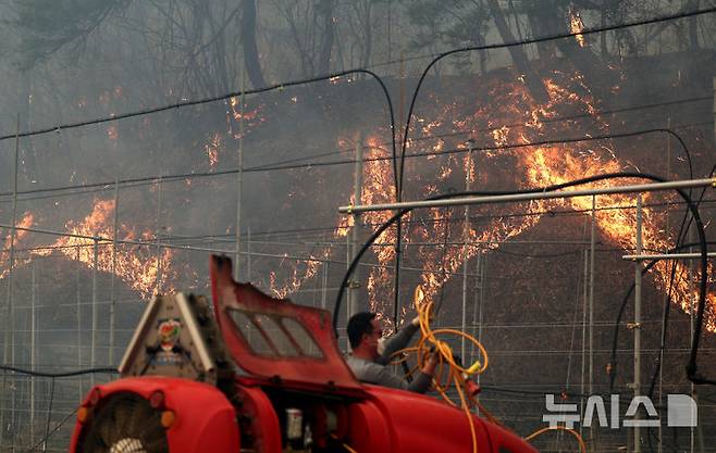 [의성=뉴시스] 이무열 기자 = 경북 의성군 산불 발생 나흘째인 25일 옥산면 구성리 한 야산에서 주민이 불을 끄고 있다. 2025.03.25. lmy@newsis.com