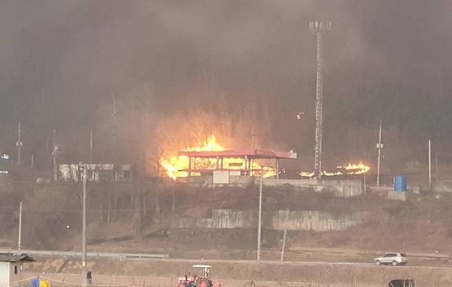 [안동=뉴시스] 의성산불이 확산되면서 안동시 조탑리 한 주유소가 불타고 있다. 2025.03.25. (사진=독자 제공) photo@newsis.com  *재판매 및 DB 금지