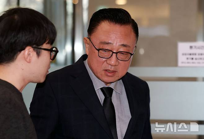 [서울=뉴시스] 홍효식 기자 = 고동진 국민의힘 의원이 25일 서울 강남구 삼성서울병원 장례식장에 마련된 한종희 삼성전자 대표이사 부회장의 빈소를 방문하고 있다. 2025.03.25. yesphoto@newsis.com