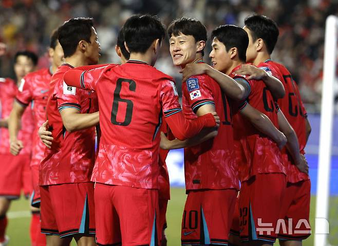 [수원=뉴시스] 정병혁 기자 = 25일 경기 수원시 수원월드컵경기장에서 열린 2026 국제축구연맹(FIFA) 북중미 월드컵 아시아 지역 3차 예선 B조 8차전 대한민국과 요르단의 경기, 대한민국 이재성이 골을 넣은 뒤 동료들과 기뻐하고 있다. 2025.03.25. jhope@newsis.com