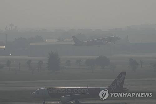 대기오염 악화한 방콕 돈므앙 공항 [AP 연합뉴스 자료사진]