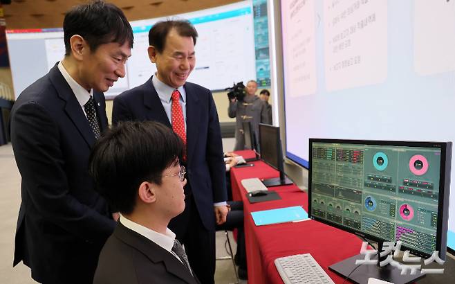이복현 금융감독원장(왼쪽)과 정은보 한국거래소 이사장(오른쪽)이 19일 오전 서울 여의도 한국거래소에서 열린 '공매도 전산시스템 구축 시연회' 에 참석해 공매도 중앙점검시스템(NSDS) 불법 공매도 적출 시연을 보고 있다. 황진환 기자