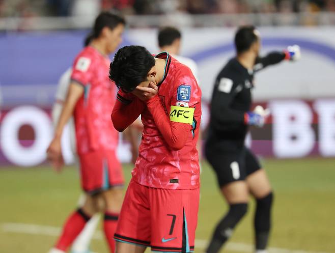 아쉬워하는 손흥민. 연합뉴스