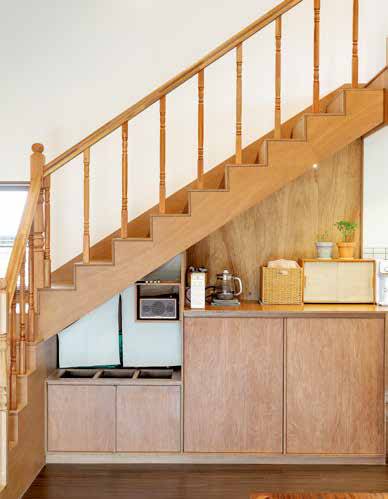 세탁물 수거함과 세탁기 수납장. 직접 제작한 덕분에 인테리어의 통일감이 높아졌다.