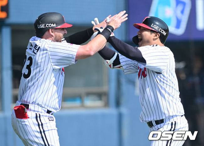 [OSEN=잠실, 김성락 기자] 22일 서울 잠실야구장에서 2025 신한 SOL Bank KBO리그 LG 트윈스와 롯데 자이언츠의 개막전이 열렸다. 홈팀인 LG 트윈스는 새 외인 치리노스를 선발로, 원정팀 롯데 자이언츠는 반즈를 선발로 내세웠다. 1회말 1사 2루 LG 문보경이 격차 벌리는 2점 홈런을 날린 뒤 오스틴과 기쁨을 나누고 있다. 2025.03.22 / ksl0919@osen.co.kr