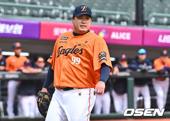 [OSEN=부산, 이석우 기자] 13일 부산 사직야구장에서 2025 신한 SOL 뱅크 KBO 리그 롯데 자이언츠와 한화 이글스의 시범경기가 열렸다. 홈팀 롯데는 데이비슨이 선발로 출전하고, 방문팀 한화는 류현진이 선발로 출전했다. 한화 이글스 류현진이 3회말 무사 1루 롯데 자이언츠 박승욱의 투수 땅볼을 잡아 1루에 던졌으나 송구 실책이 되자 아쉬워하고 있다. 2025.03.13 / foto0307@osen.co.kr
