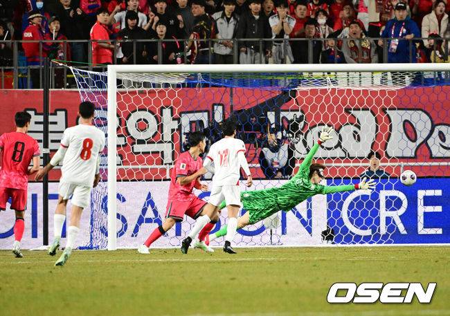 [OSEN=수원, 지형준 기자] 25일 오후 수원월드컵경기장에서 2026 국제축구연맹(FIFA) 북중미 월드컵 아시아지역 3차 예선 B조 8차전 한국과 요르단의 경기가 열렸다.현재 4승 3무(승점 15)로 무패 행진 중이지만, 아직 방심할 수 없는 상황이다. 10차전 쿠웨이트전(홈) 이전에 월드컵 본선 진출을 확정하려면 8차전 요르단전 승리 후 9차전 이라크전(원정)까지 이겨야 한다.전반 대한민국 조현우가 요르단 알마르디의 슛에 골을 허용하고 있다. 2025.03.25 / jpnews@osen.co.kr