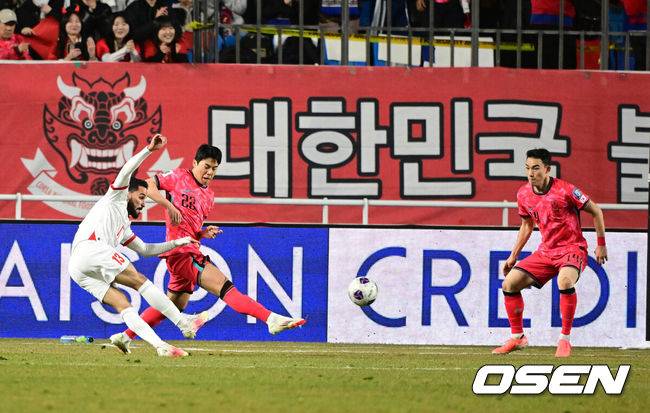 [OSEN=수원, 지형준 기자] 25일 오후 수원월드컵경기장에서 2026 국제축구연맹(FIFA) 북중미 월드컵 아시아지역 3차 예선 B조 8차전 한국과 요르단의 경기가 열렸다.현재 4승 3무(승점 15)로 무패 행진 중이지만, 아직 방심할 수 없는 상황이다. 10차전 쿠웨이트전(홈) 이전에 월드컵 본선 진출을 확정하려면 8차전 요르단전 승리 후 9차전 이라크전(원정)까지 이겨야 한다.전반 요르단 알마르디가 동점골을 성공시키고 있다. 2025.03.25 / jpnews@osen.co.kr