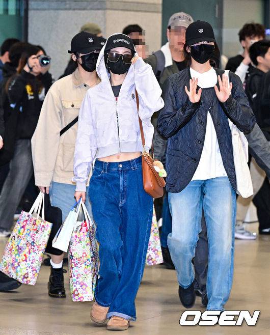 [OSEN=인천공항, 최규한 기자] 그룹 뉴진스가 24일 오후 해외 일정을 마친 뒤 인천공항을 통해 귀국했다.뉴진스 다섯 멤버 민지, 하니 다니엘, 해린, 혜인은 지난 23일 홍콩 아시아월드 엑스포에서 열린 컴플렉스콘에서 NJZ로서의 활동을 중단한다고 밝혔다.뉴진스 멤버들이 출국장을 나서고 있다. 2025.03.24 / dreamer@osen.co.kr