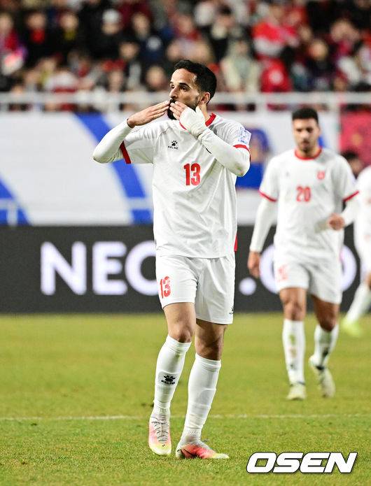 [OSEN=수원, 지형준 기자] 25일 오후 수원월드컵경기장에서 2026 국제축구연맹(FIFA) 북중미 월드컵 아시아지역 3차 예선 B조 8차전 한국과 요르단의 경기가 열렸다.현재 4승 3무(승점 15)로 무패 행진 중이지만, 아직 방심할 수 없는 상황이다. 10차전 쿠웨이트전(홈) 이전에 월드컵 본선 진출을 확정하려면 8차전 요르단전 승리 후 9차전 이라크전(원정)까지 이겨야 한다.전반 요르단 알마르디가 동점골을 성공시키며 기뻐하고 있다. 2025.03.25 / jpnews@osen.co.kr