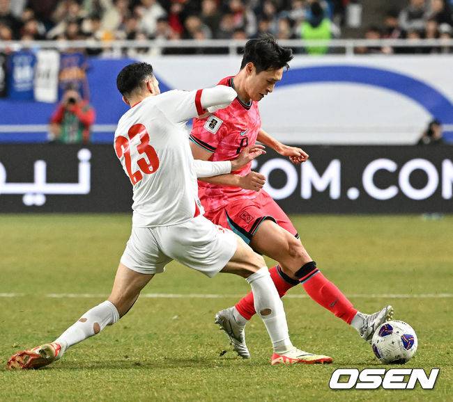 [OSEN=수원, 이대선 기자] 25일 오후 수원월드컵경기장에서 2026 국제축구연맹(FIFA) 북중미 월드컵 아시아지역 3차 예선 B조 8차전 한국과 요르단의 경기가 열렸다.현재 4승 3무(승점 15)로 무패 행진 중이지만, 아직 방심할 수 없는 상황이다. 10차전 쿠웨이트전(홈) 이전에 월드컵 본선 진출을 확정하려면 8차전 요르단전 승리 후 9차전 이라크전(원정)까지 이겨야 한다.후반 한국 박용우가 수비를 하고 있다. 2025.03.25 /sunday@osen.co.kr