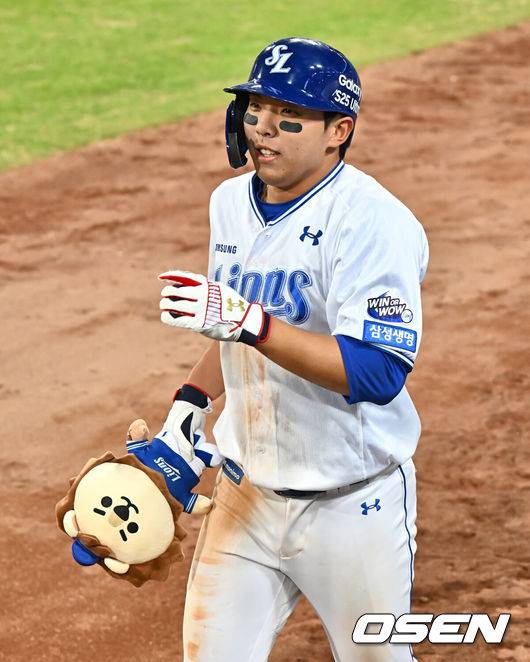 [OSEN=대구, 이석우 기자] 25일 대구삼성라이온즈파크에서 2025 신한 SOL 뱅크 KBO 리그 삼성 라이온즈와 NC 다이노스의 경기가 열렸다. 홈팀 삼성은 최원태가, 방문팀 NC는 최성영이 선발 출전했다. 삼성 라이온즈 김영웅이 6회말 2사 만루 우월 만루 홈런을 치고 하이파이브를 하고 있다. 2025.03.25 / foto0307@osen.co.kr