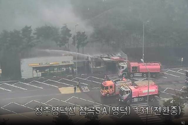 ▲24일 경북 의성군 점곡면 상주영덕고속도로의 영덕 방향 점곡휴게소 주변까지 산불이 확산하면서 산불 진화대가 불을 끄고 있다. ⓒ연합뉴스