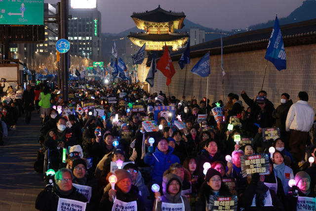 ▲20일 서울 종로구 동십자각에서 윤석열 즉각퇴진·사회대개혁 비상행동이 연 '내란수괴 윤석열 즉각 파면 긴급행동' 참가자들이 응원봉을 흔들고 있다. ⓒ연합뉴스