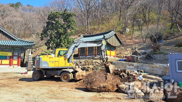 ▲21일 오전 송광사 천자암 경내에서 굴착기가 화재로 불탄 요사채 철거작업을 진행하고 있다.2025.3.21.ⓒ프레시안(지정운)