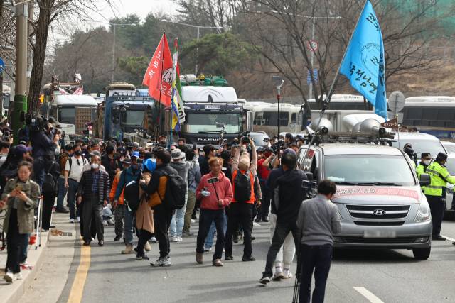 ▲25일 전국농민회총연맹(전농) 회원들이 서울 서초구 남태령고개 일대에서 윤석열 대통령 탄핵을 촉구하며 집회장소로 이동하고 있다. 전농은 이날 집회를 마친 뒤 광화문 방면으로 트랙터 행진할 계획이었으나 법원의 결정으로 불허됐다. ⓒ연합뉴스