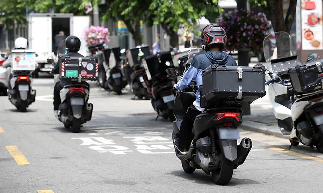 서울 시내에서 배달 노동자들이 오토바이를 타고 이동하고 있다. 뉴시스