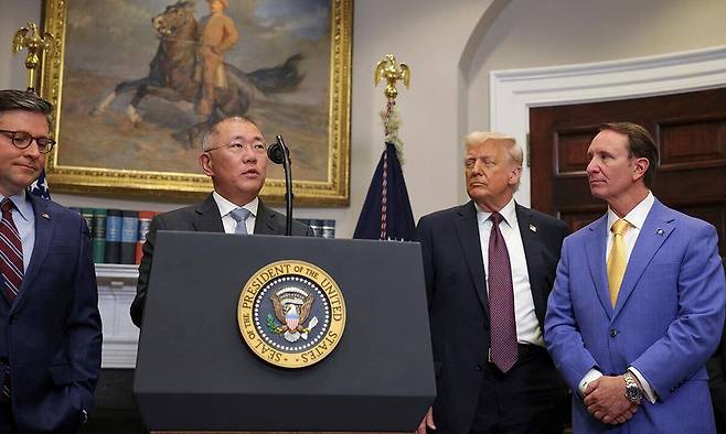 정의선 현대차그룹 회장(왼쪽 두 번째)이 24일(현지시간) 미국 워싱턴 백악관 루스벨트룸에서 마이크 존슨 하원의장(〃 첫 번째), 도널드 트럼프 미국 대통령(〃 세 번째), 제프 랜드리 루이지애나 주지사가 지켜보는 가운데 총 210억달러(약 31조원) 규모의 대미 투자 계획을 발표하고 있다. 현대차는 2028년까지 자동차 생산 분야 86억달러, 부품·물류·철강 분야 61억달러, 미래 산업 및 에너지 분야 63억달러의 대미 투자를 집행할 계획이다. 워싱턴=AP연합뉴스